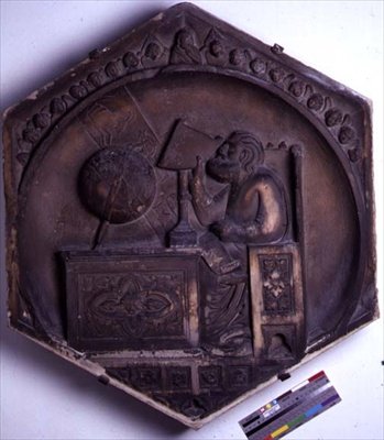 Tähtitiede, kuusikulmainen koristeellinen kohokuvio laatta sarjasta, joka kuvaa taiteita, mahdollisesti perustuen Giotton (n. 1266-1337) suunnitelmiin n. 1334-48 tekijältä Andrea Pisano