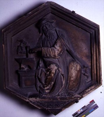 Harmoninen, kuusikulmainen koristeellinen kohokuvioinen laatta sarjasta, joka kuvaa Seven Liberal Arts -taidetta, mahdollisesti perustuen Giotton (n.1266-1337) n.1334-48 (marmori) suunnittelemiin tekijältä Andrea Pisano