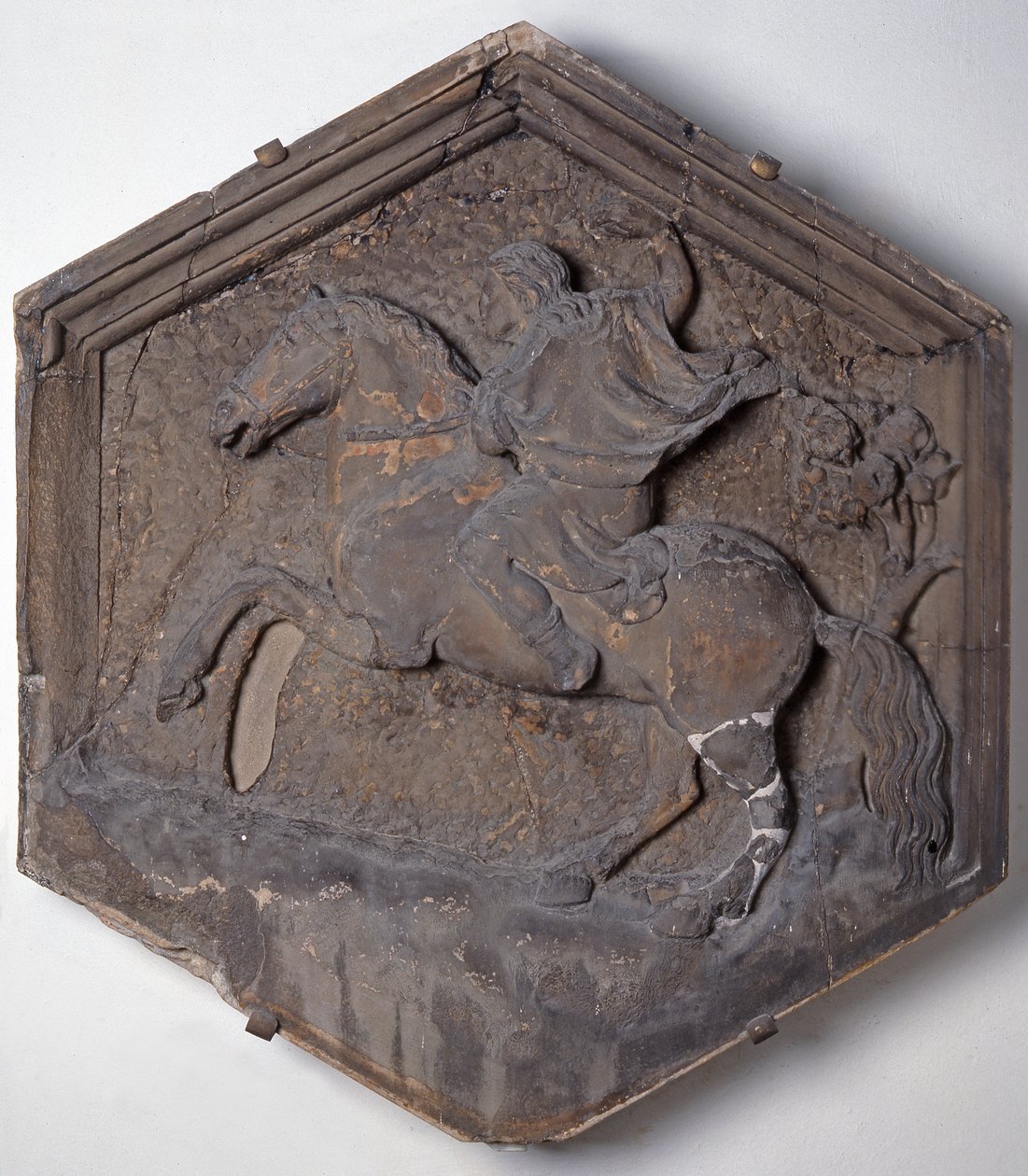 The Art of Hunting, kuusikulmainen koristeellinen reliefilaatta sarjasta, joka kuvaa taiteiden ja tieteiden harjoittajia, mahdollisesti Giotton (n.1266-1337) suunnitelmien pohjalta n.1334-48 (marmori). tekijältä Andrea Pisano