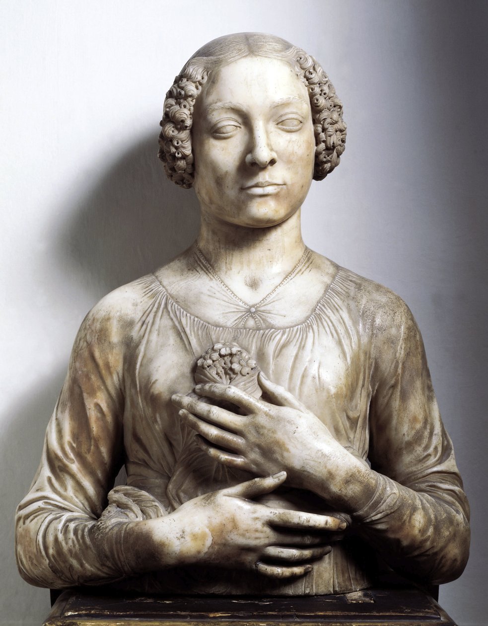 Nainen kukkakimpun kanssa Marmoriveistos Andrea di Francesco di Cione dit il Verrocchio (1435-1488) 1475-1480 noin. Aurinko 58 cm Firenze, Bargellon kansallismuseo tekijältä Andrea del Verrocchio