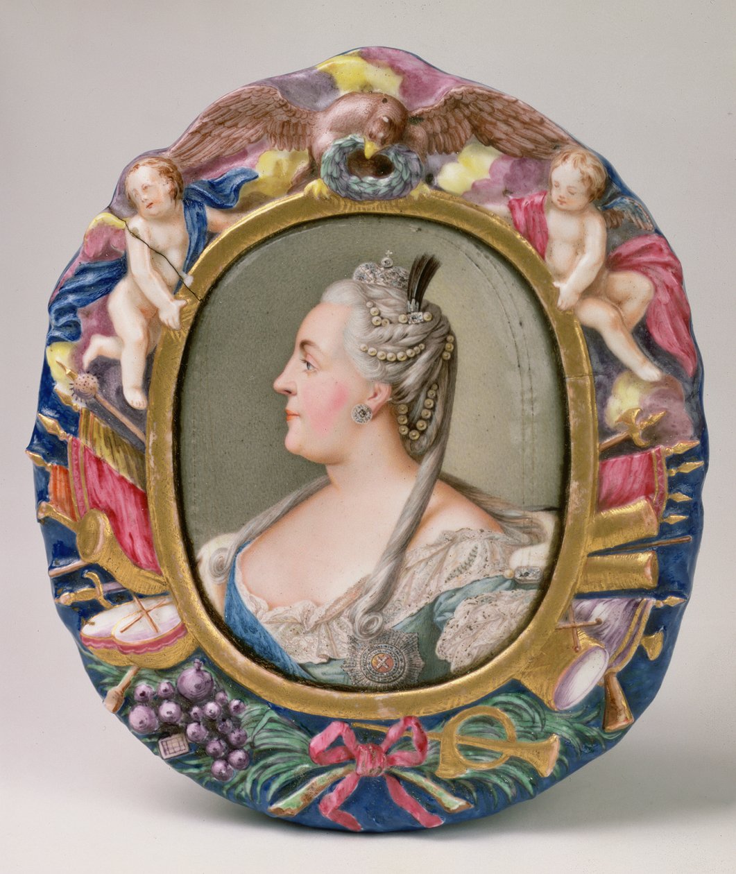 Katariina II (1729-96) Feodor Rokotovin muotokuvan mukaan, emali ja kupari, kehys Pietarin keisarillisesta posliinitehtaasta tekijältä Andrei Ivanovich Chernyi