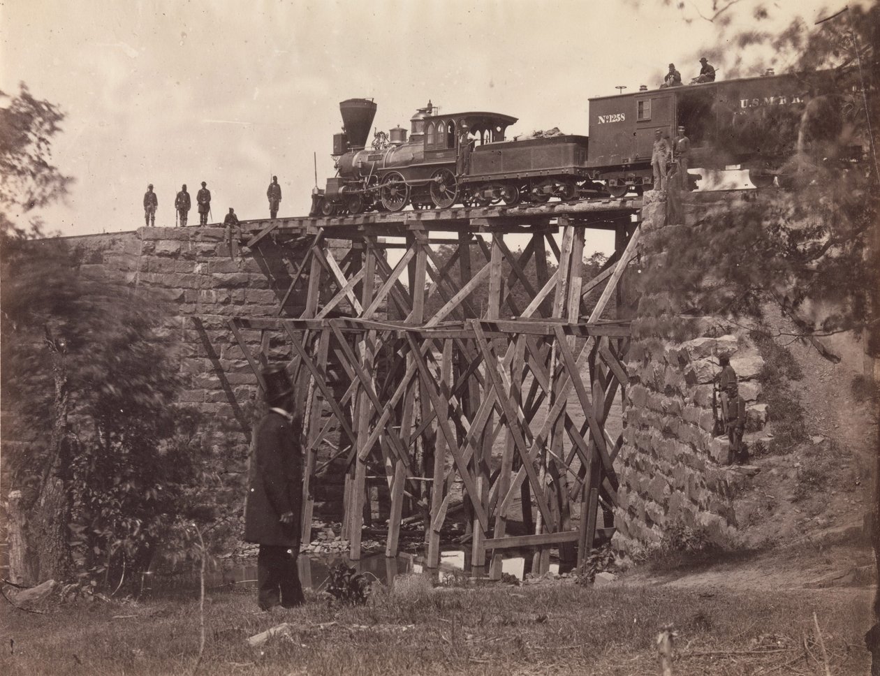 Eversti Herman Hauptin johtamien armeijan insinöörien korjaama Orange and Alexandria Rail Roadin silta, 1865 (albumiinihopea lasinegatiivista) tekijältä Andrew Joseph Russell
