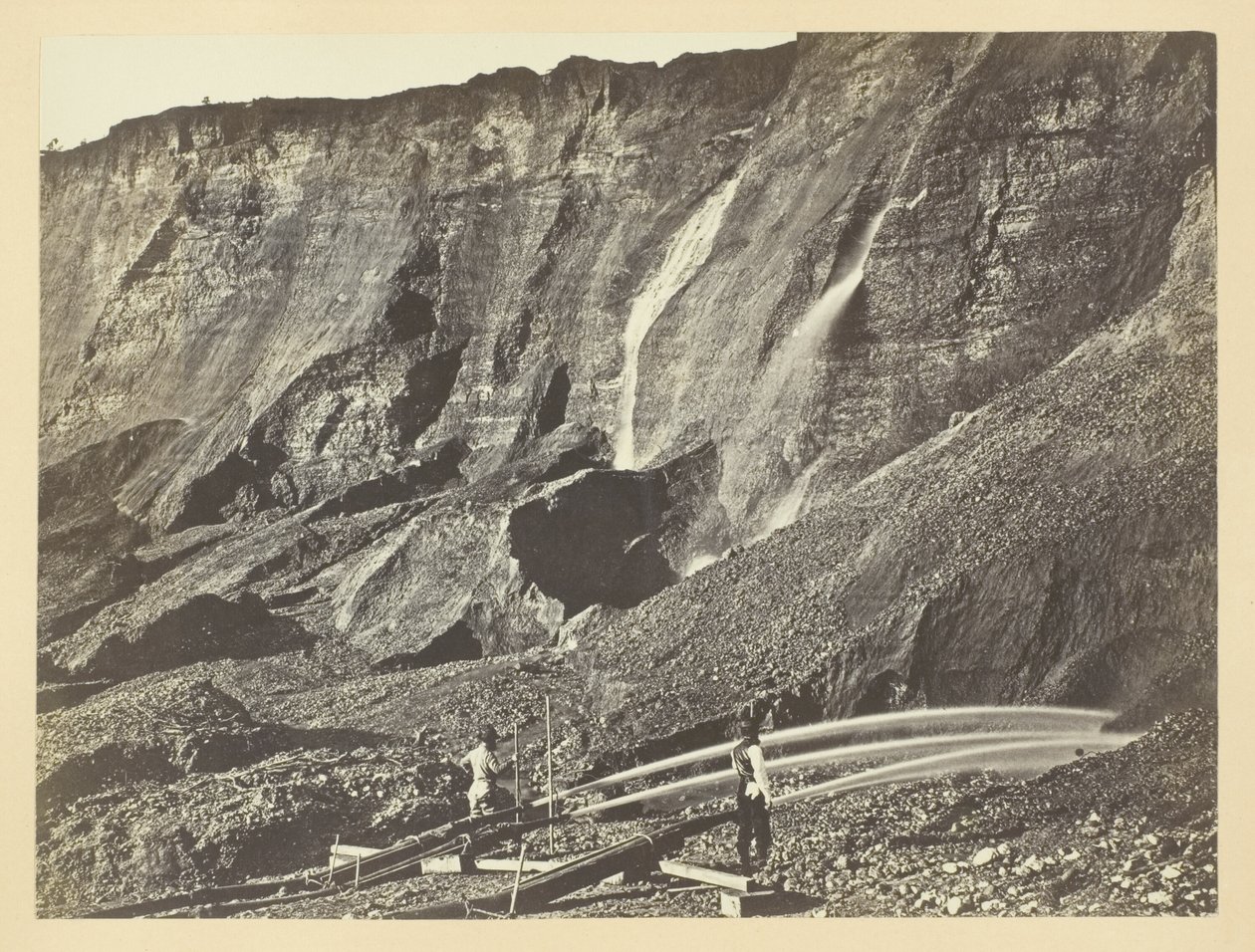 Hydraulinen kultakaivos, Near Dutch Flats, California, C. P. R. R. tekijältä Andrew Joseph Russell