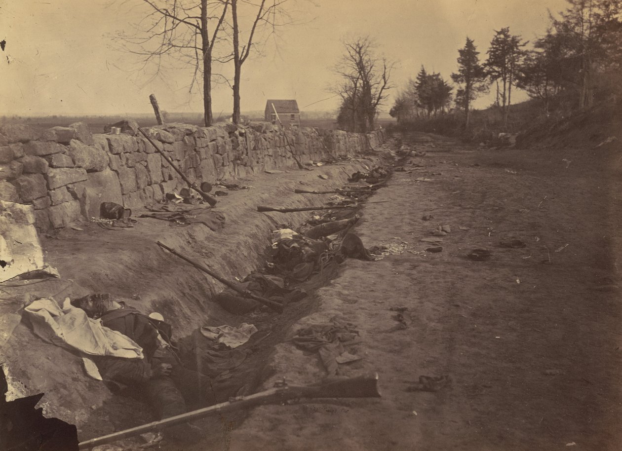 Kivimuuri, Fredericksburgin takaosassa, kapinallisten kuolleiden kanssa, 3. toukokuuta 1863. tekijältä Andrew Joseph Russell