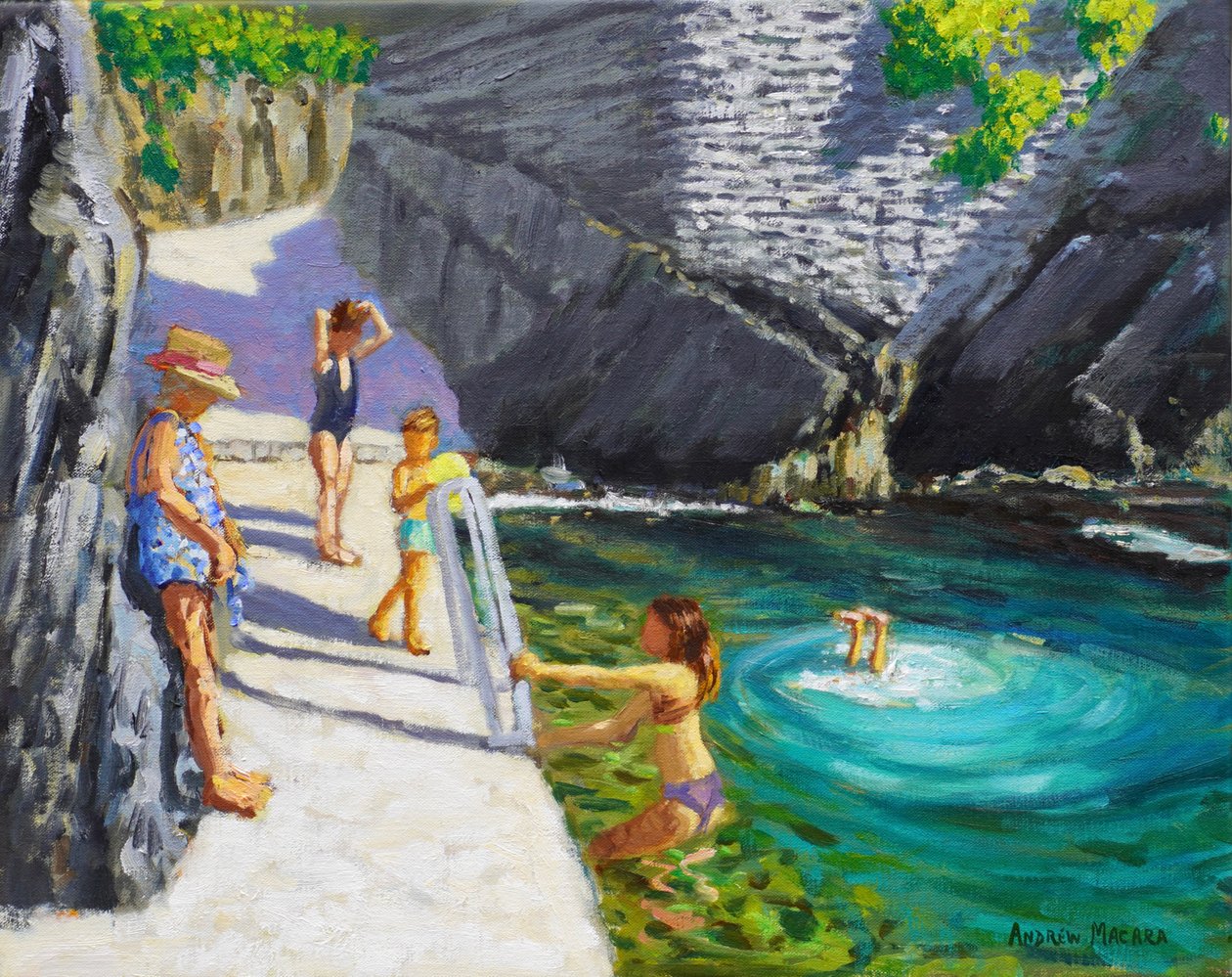 Uiminen merialtaassa, Cinque Terre, Italia, 2024 (öljy kankaalle) tekijältä Andrew Macara
