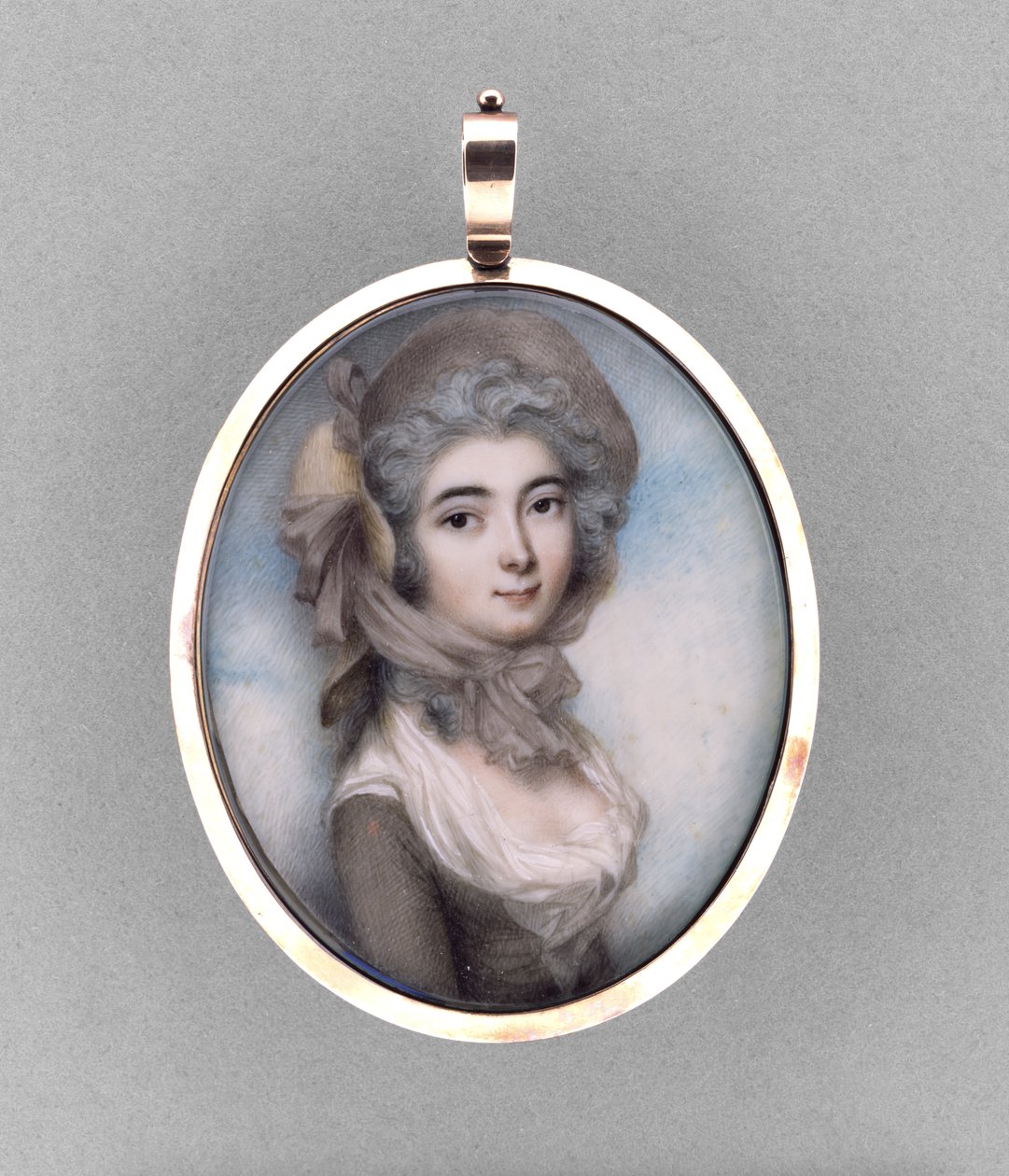 Naisen muotokuva, n. 1785 (akvarelli norsunluun, 9k ruusukultaa, hiukset, kohokuvioitu metallikalvo ja lasi) tekijältä Andrew Plimer