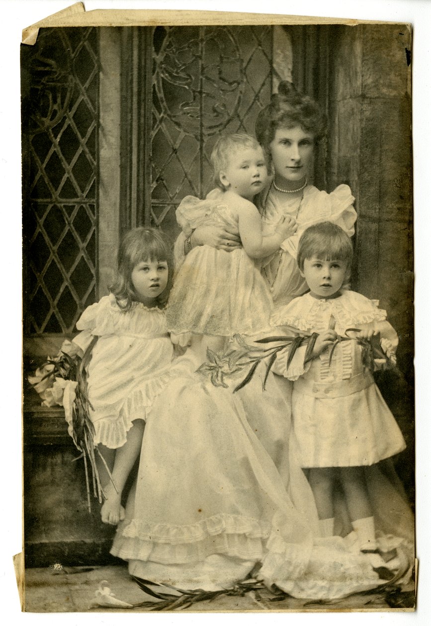 Herttuatar Evelyn ja kolme lasta, n. 1899 (m/v kuva) tekijältä Thomas Kelly