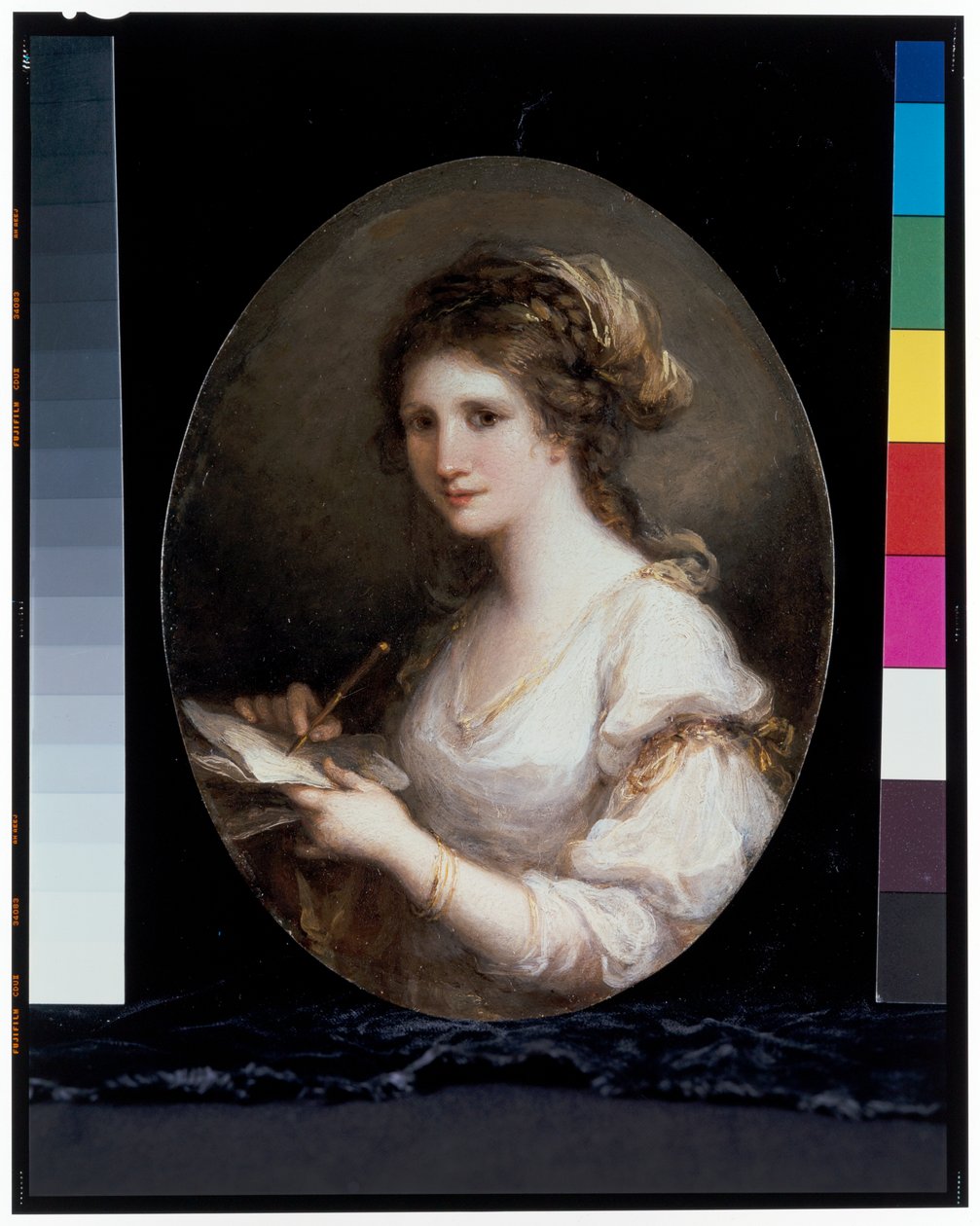 Oletettu omakuva runon varjossa, valkoisessa mekossa, kädessään kynä ja paperi tekijältä Angelica Kauffman