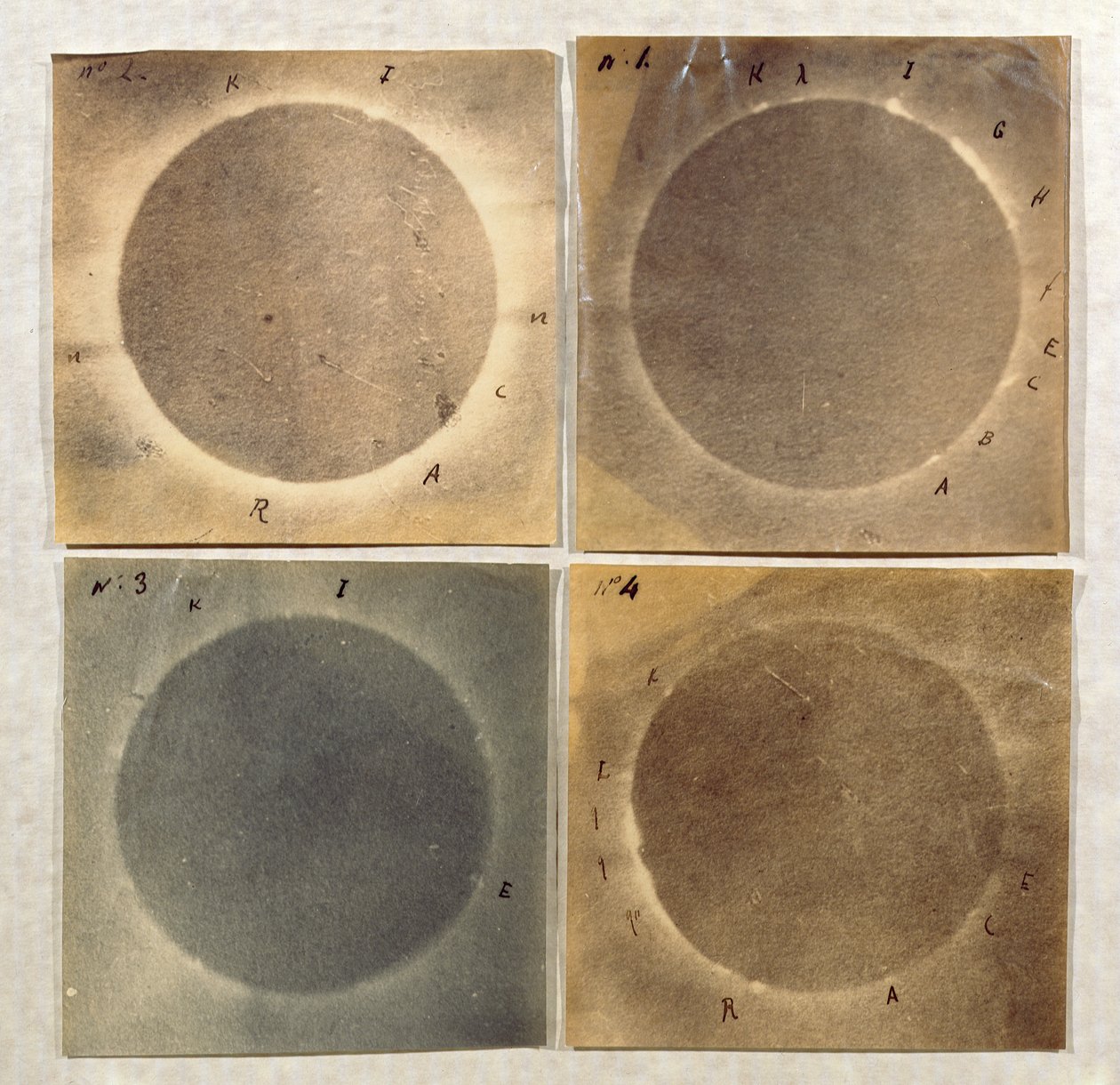 Neljä näkymää auringonpimennyksestä 18. heinäkuuta 1860 (albumiprintti paperille) tekijältä Angelo Secchi