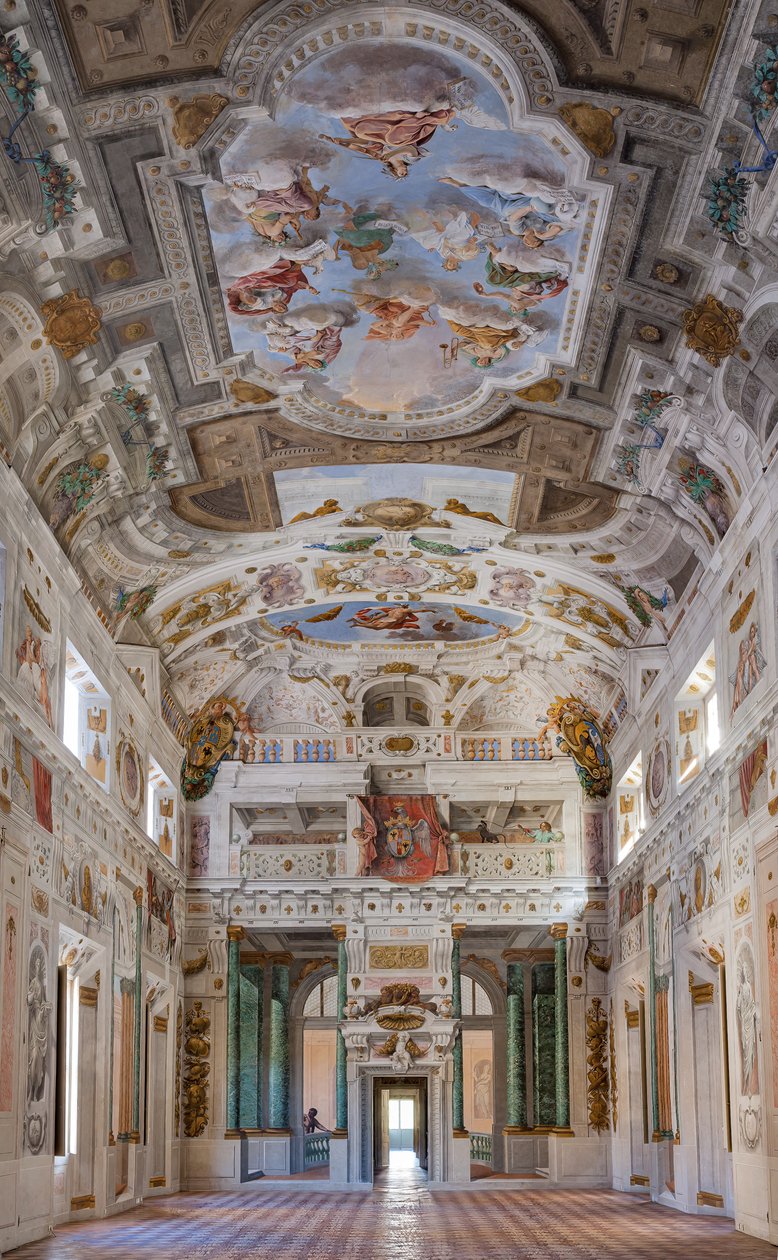 Bolognan neljänneksiä sisältävän salin katto, Kaartin sali, Esten herttuan palatsi, Sassuolo, Italia. tekijältä Angelo Michele Colonna
