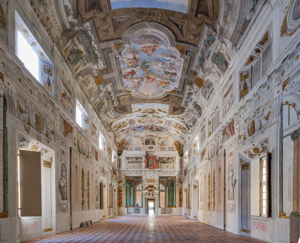 Bolognan neljänneksiä sisältävän salin katto, Kaartin sali, Esten herttuan palatsi, Sassuolo, Italia. tekijältä Angelo Michele Colonna