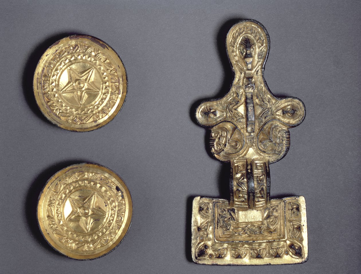 Pari lautanen rintakoruja ja nelikantainen rintakoru, löydetty Fairfordista, Gloucestershirestä, anglosaksista, 5.-6. vuosisadalta (kullattu kupariseos) tekijältä Anglo Saxon
