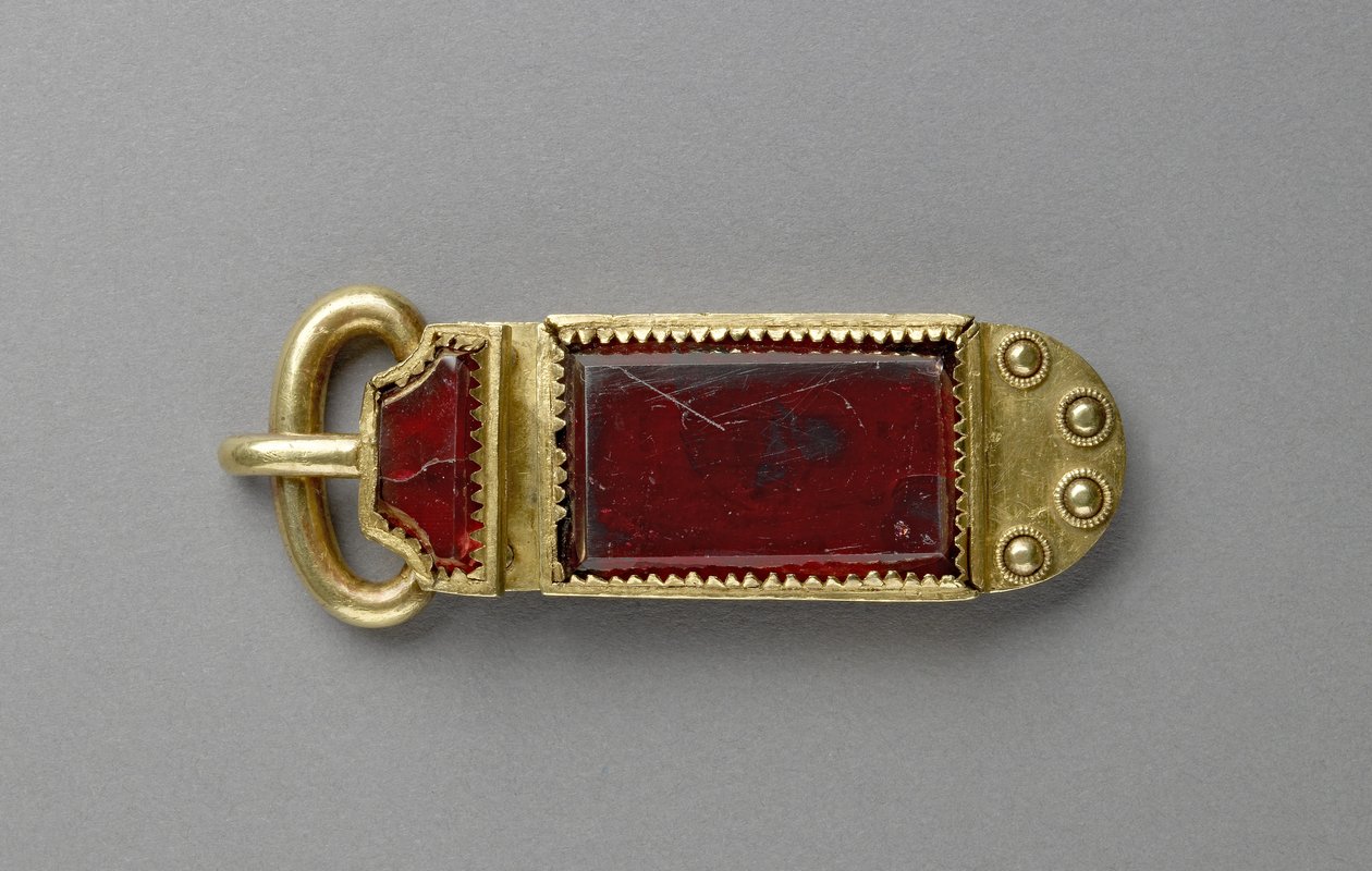 Solki (granaatti ja kulta) tekijältä Anglo Saxon