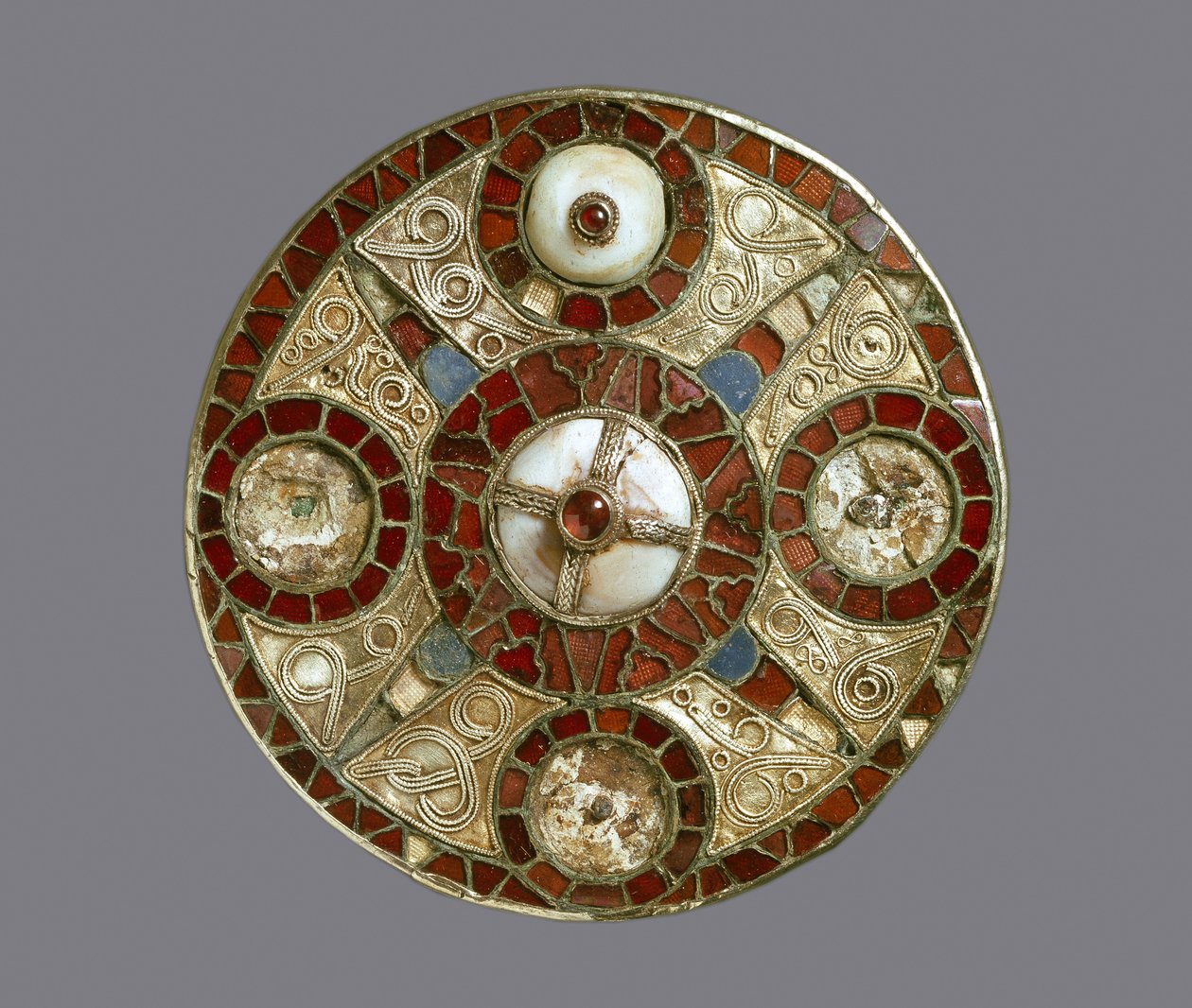 Jalokivikoristeinen kiekkorintakoru, Monktonin haudasta 3, Kent, anglosaksia (kulta, granaatteja ja simpukankuoria). tekijältä Anglo Saxon