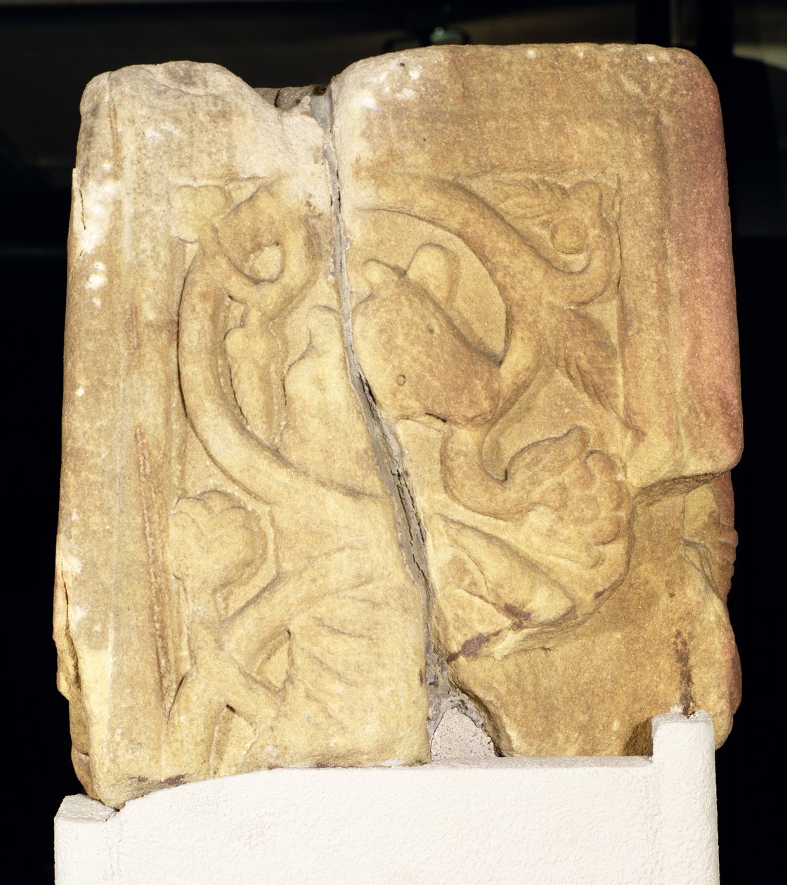 Rothbury Crossin kuilun fragmentti, koristeltu asutulla kirjakääröllä, 800-850 jKr tekijältä Anglo Saxon