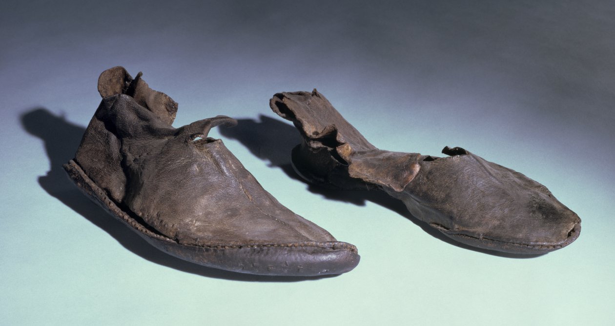 Kengät, anglosaksi, noin 5.-10. vuosisata (nahkaa) tekijältä Anglo Saxon