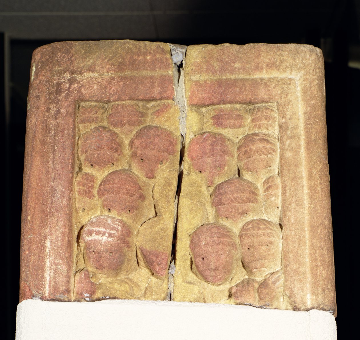 Rothbury Crossin kuilun fragmentti, joka kuvaa väkijoukkokohtausta, 800-850 jKr tekijältä Anglo Saxon