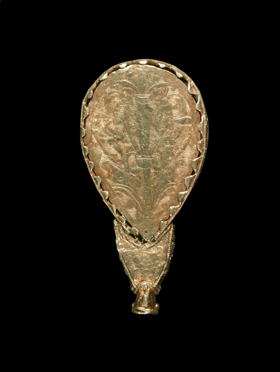 Alfred Jalokivi (kulta, vuorikristalli ja emali) (kääntöpuoli) (kääntöpuoli katso 100551) tekijältä Anglo Saxon