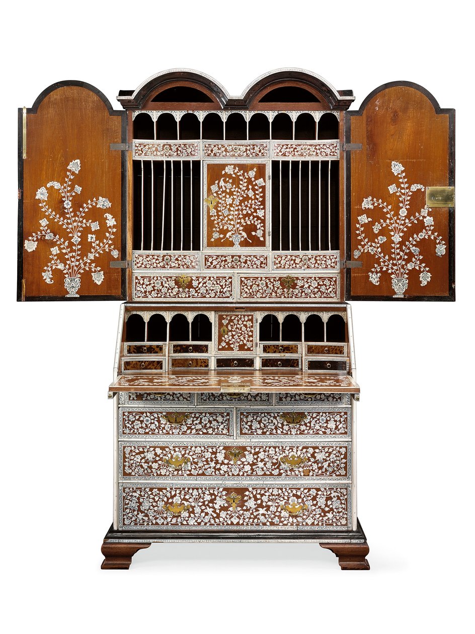 Bureau-cabinet, Vizagapatam, n. 1720-1730 (norsunluu, tiikki, eebenpuu ja kilpikonnankuori) tekijältä Anglo Indian School