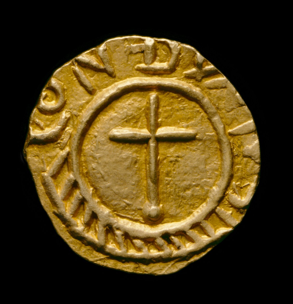 Crondallin kolikko nro. 59, anglosaksinen kolikko Crondall Hoardista, Crondall, Hampshire (kulta) tekijältä Anglo Saxon