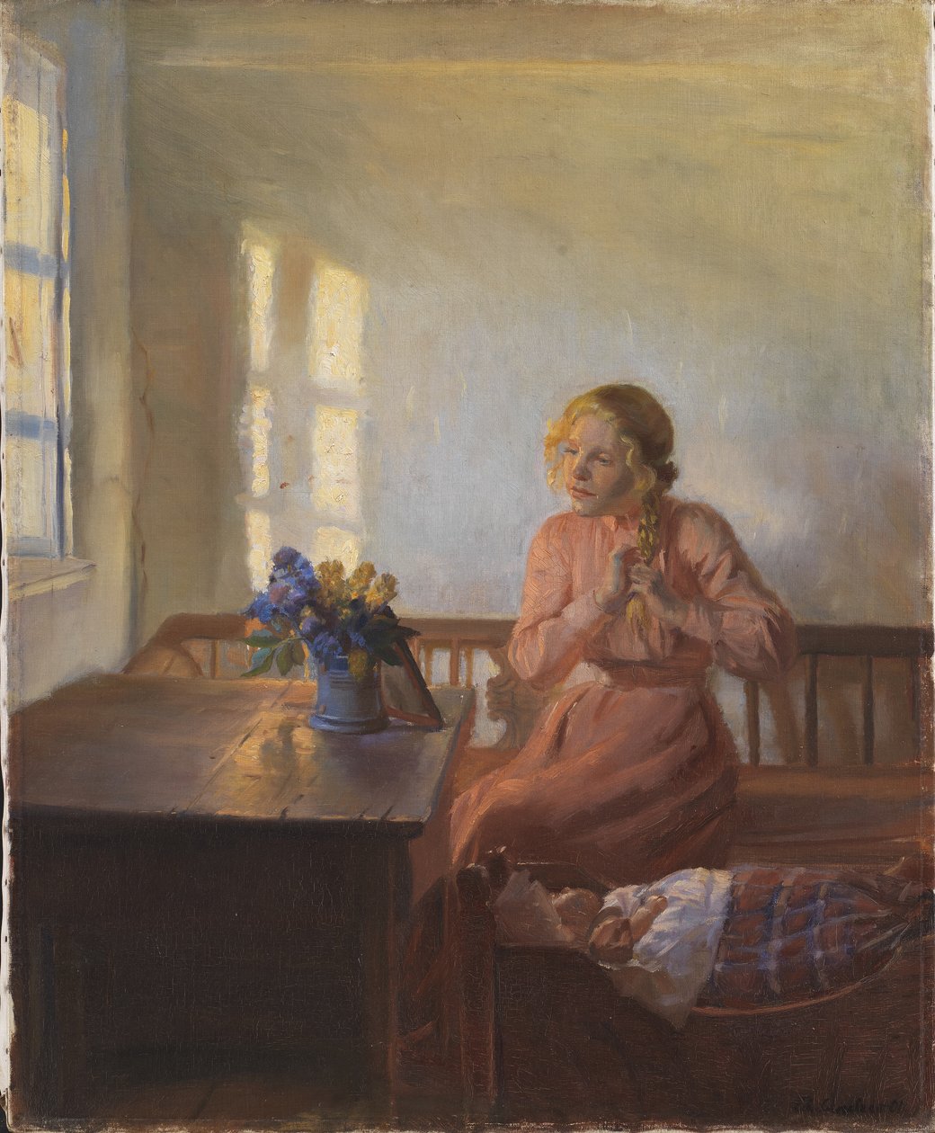 Nuori tyttö punomassa hiuksiaan tekijältä Anna Ancher