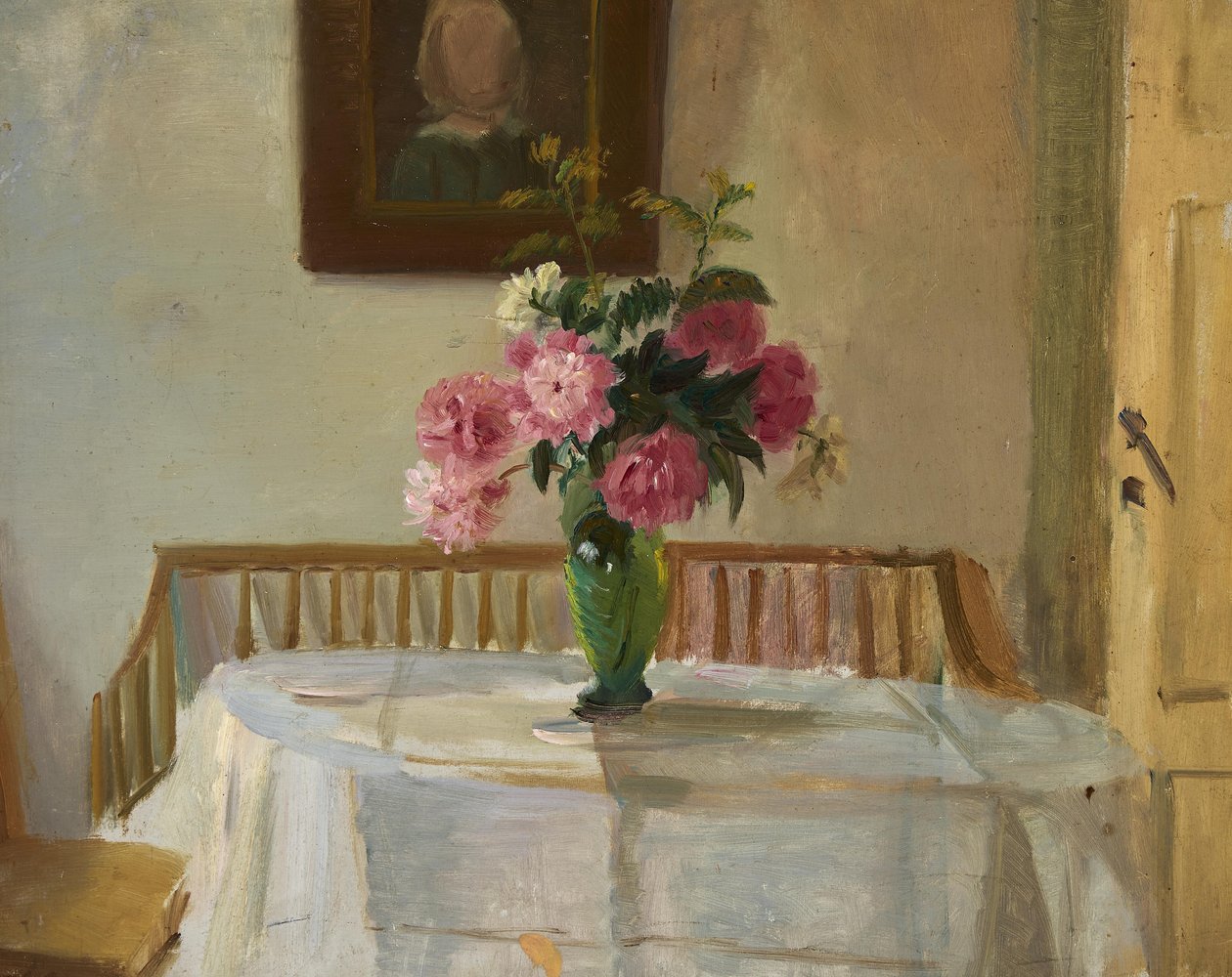 Skagenin Markvejissa sijaitsevan Anchersin talon sisätiloja, vaaleanpunaisia krysanteemeja maljakossa pöydällä. tekijältä Anna Ancher