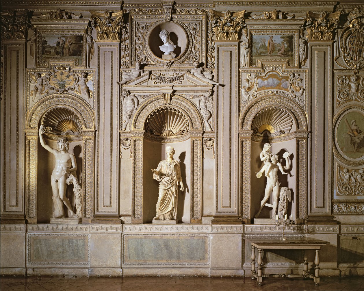 Galleria Carracci, yksityiskohta kullattua stukattua seinäkoristelua, jossa on marmoriveistoksia sisältäviä markkinarakoja, 1597-1604 kuva tekijältä Annibale Carracci