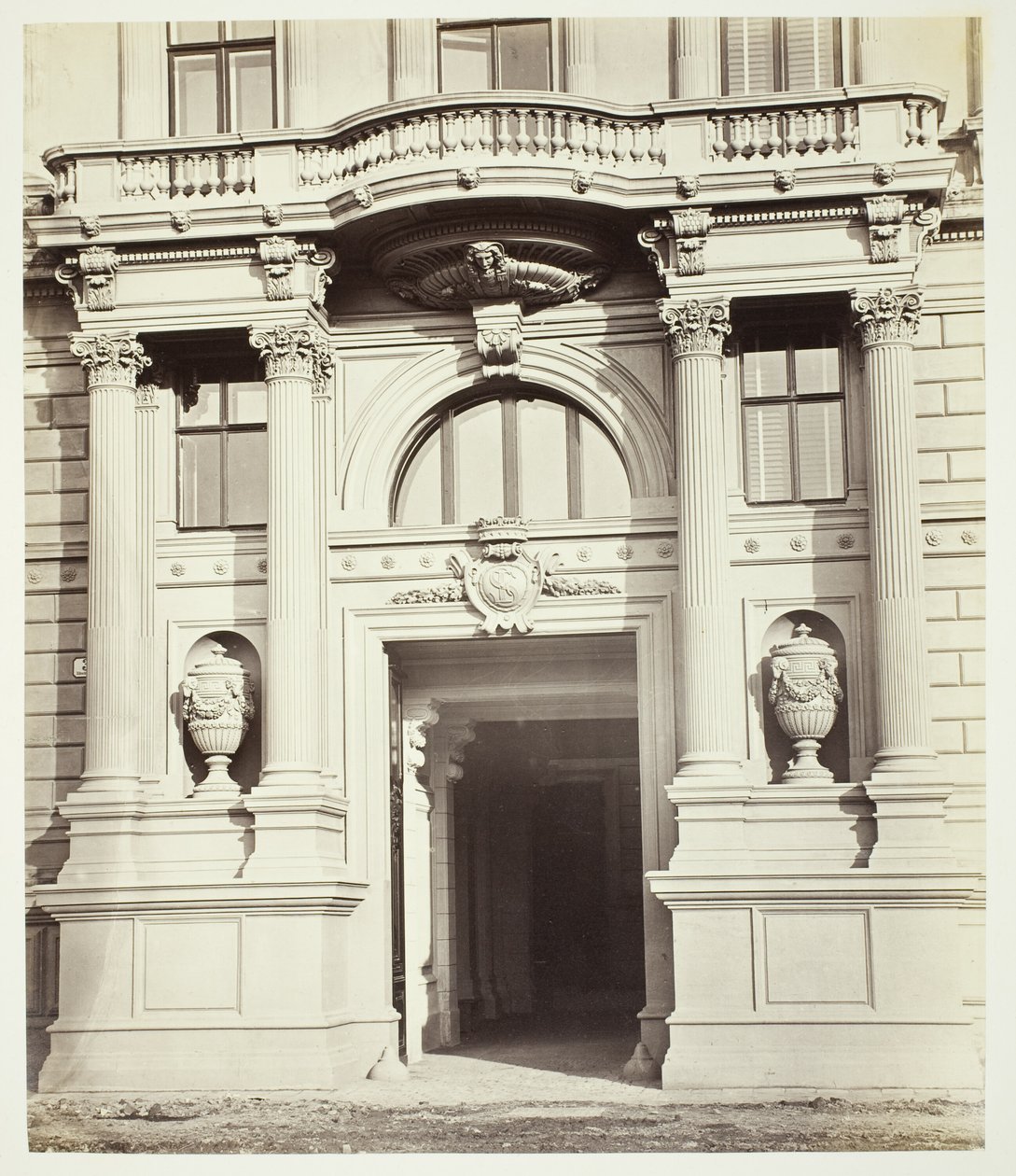 Albrechtsgasse nro 3, portaali Friedrich Ritter von Schey