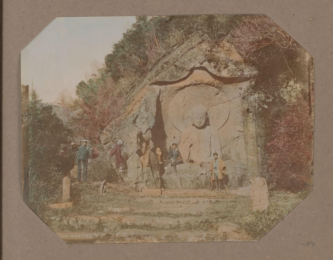 Kolme miestä Buddha-apukeskuksessa Hakonessa, Japanissa tekijältä Anonymous