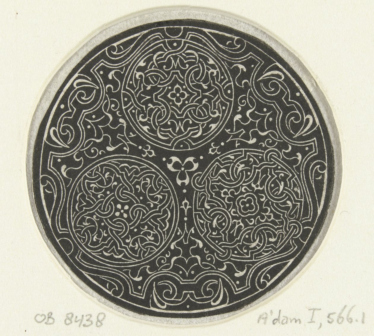 Kolme medaljonkia moreskenillä Valkoisia moreskeja mustalla taustalla (sarjan nimi) tekijältä Anonymous