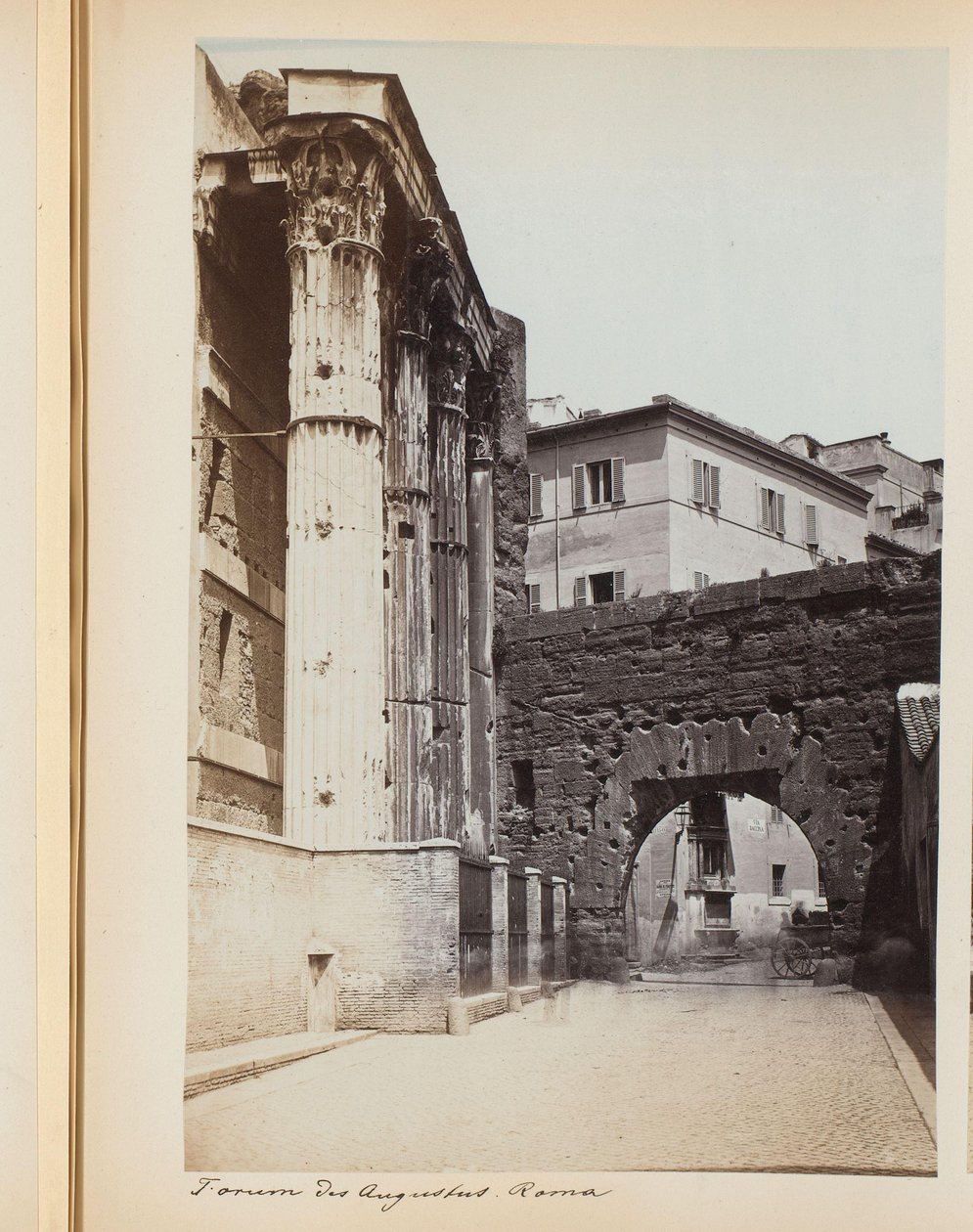 Augustuksen foorumi Roomassa, Italiassa Augustuksen foorumi. Roma (otsikko esineessä) tekijältä Anonymous