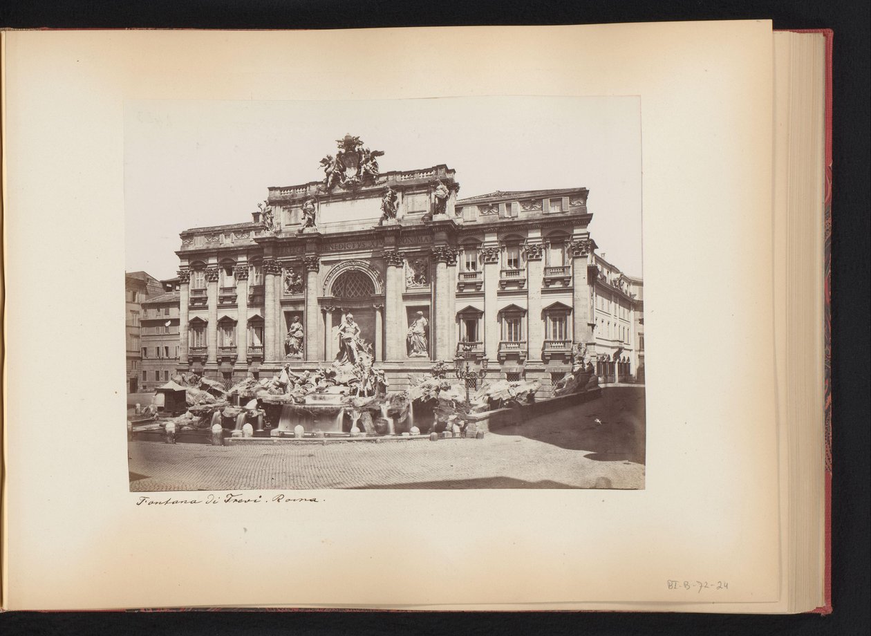 Näkymä Trevin suihkulähteelle Roomassa, Italiassa Fontana di Trevi. Roma (otsikko esineessä) tekijältä Anonymous