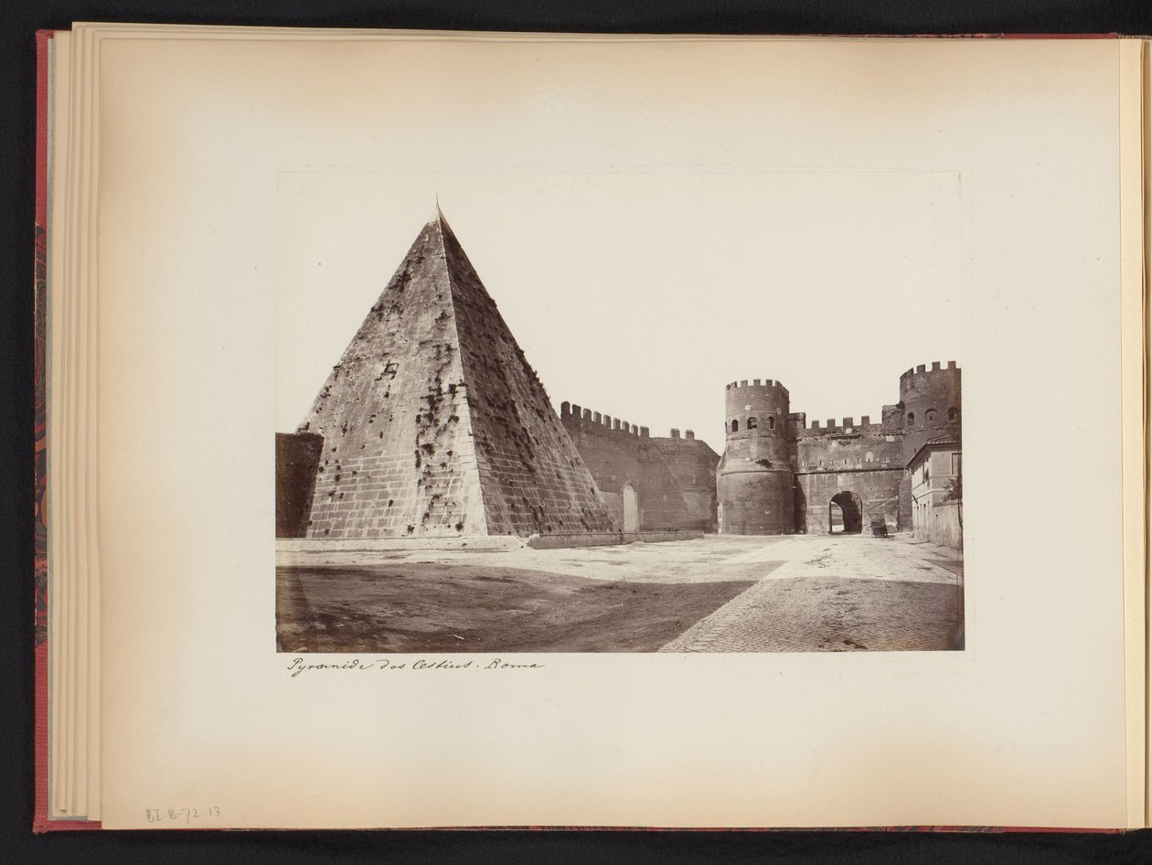 Näkymä Caïus Cestiuksen pyramidista ja Porta Ostiensesta Roomassa, Italiassa Pyramid des Cestius. Roma (otsikko esineessä) tekijältä Anonymous
