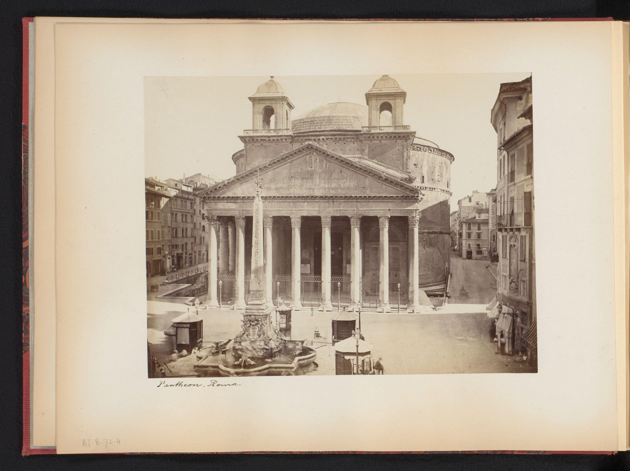 Näkymä Pantheonista Roomassa, Italiassa Pantheon. Roma (otsikko esineessä) tekijältä Anonymous