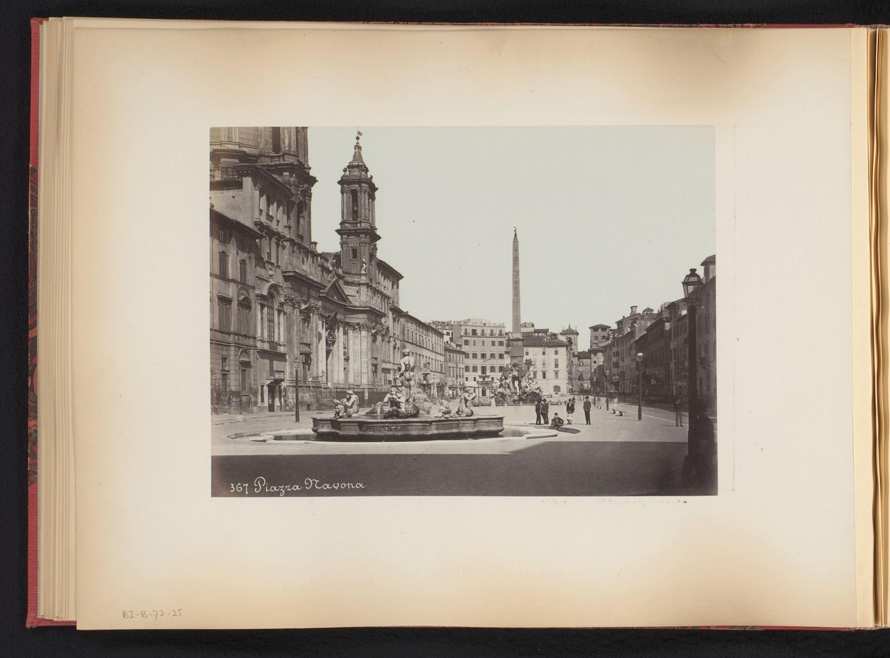 Näkymä Piazza Navona -aukiolle suihkulähteellä Roomassa, Italiassa Piazza Navona (otsikko esineessä) tekijältä Anonymous