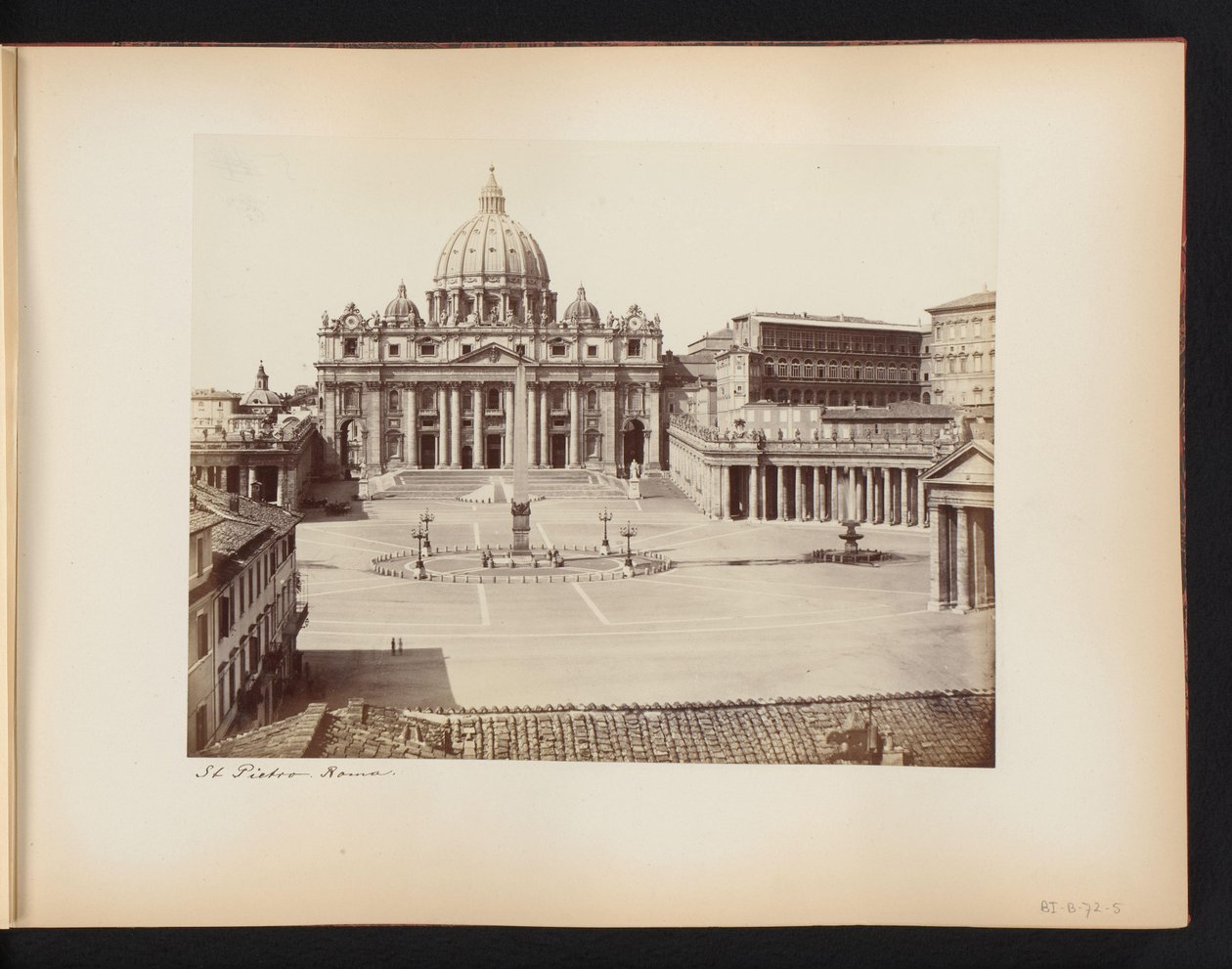 Näkymä Pietarin aukiolle ja Pyhän Pietarin aukiolle Roomassa, Italiassa St Pietro. Roma (otsikko esineessä) tekijältä Anonymous