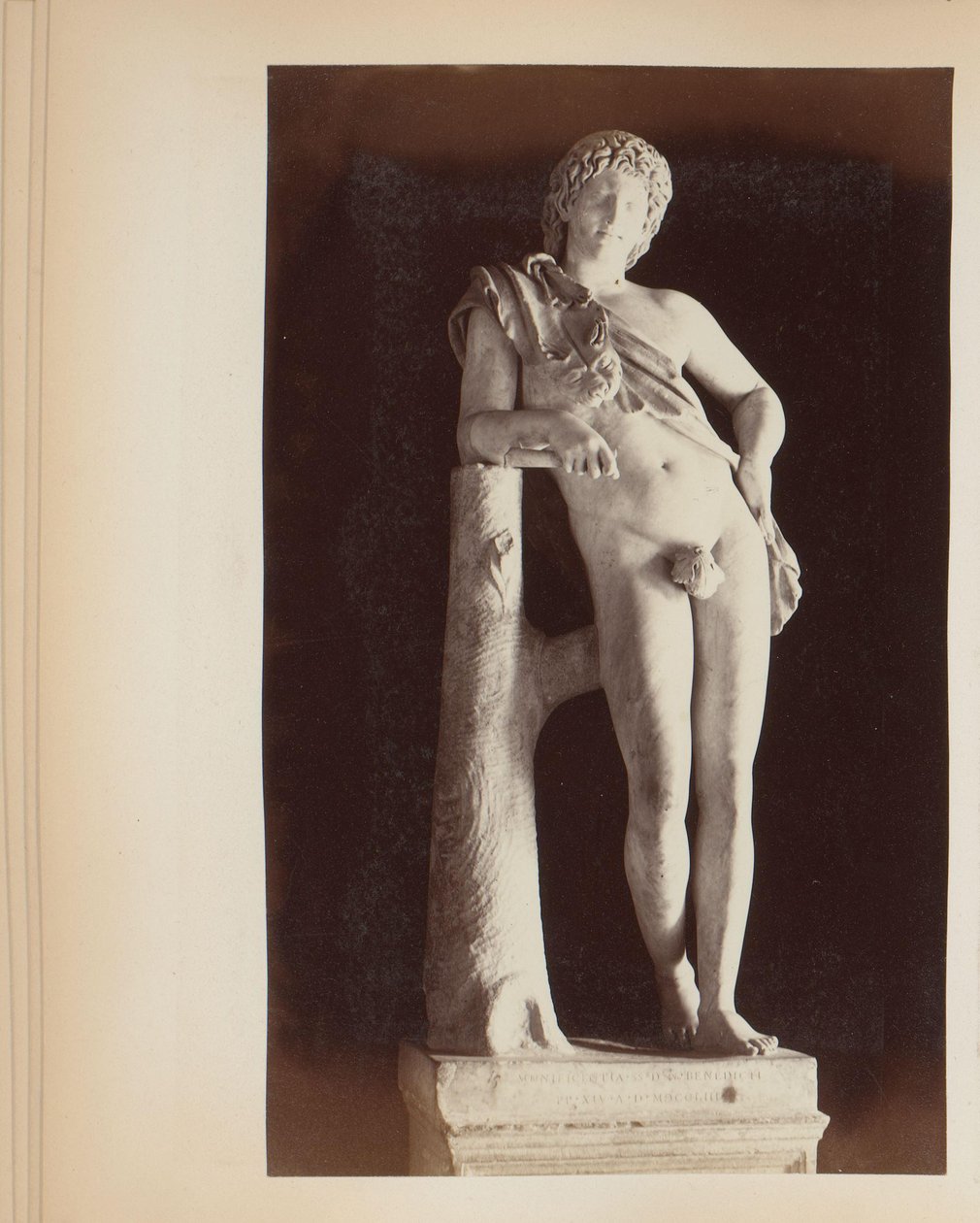 Veistos lepäävästä satyrista Capitoline-museoissa Roomassa, Italiassa tekijältä Anonymous