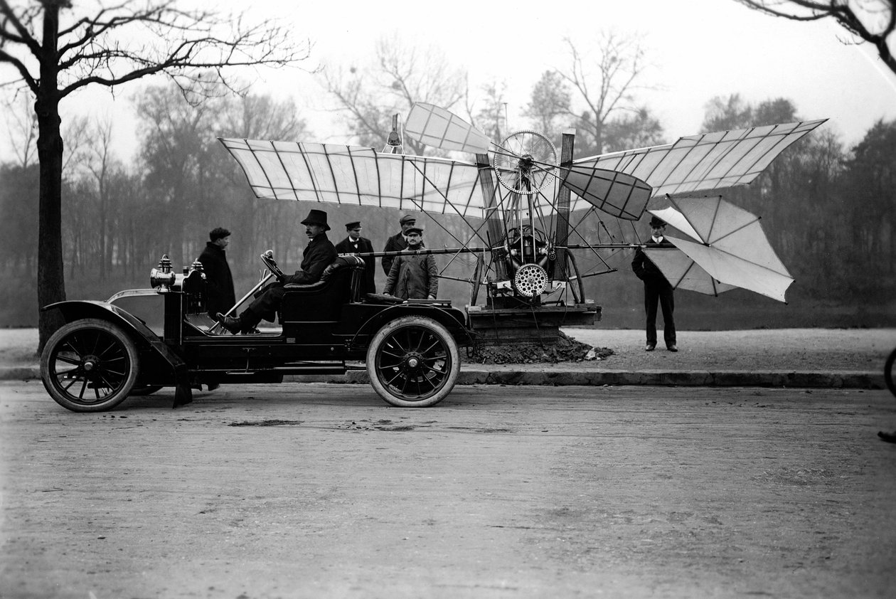 Lentomies Alberto Santos Dumont (Santos-Dumont) (1873-1932) kuljettaa konetta autossaan. Yksityinen kokoelma tekijältä Anonymous Anonymous