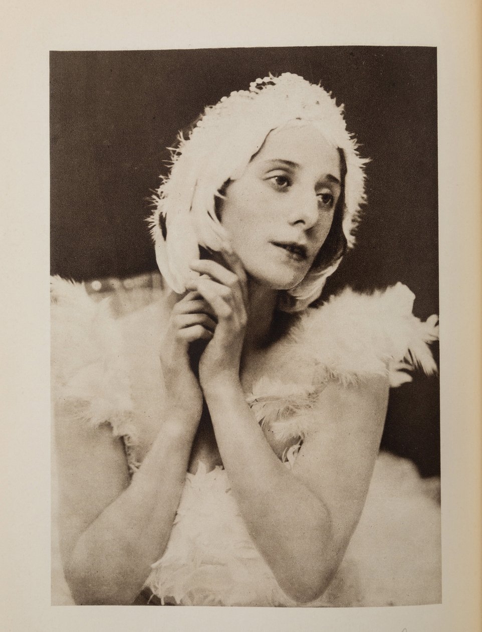 Anna Pavlova (Pavlovna) (1881-1931) Camille Saint-Saensin Anonyymin baletissa Kuoleva joutsen. Kromolitografia, , Yksityinen kokoelma tekijältä Anonymous Anonymous