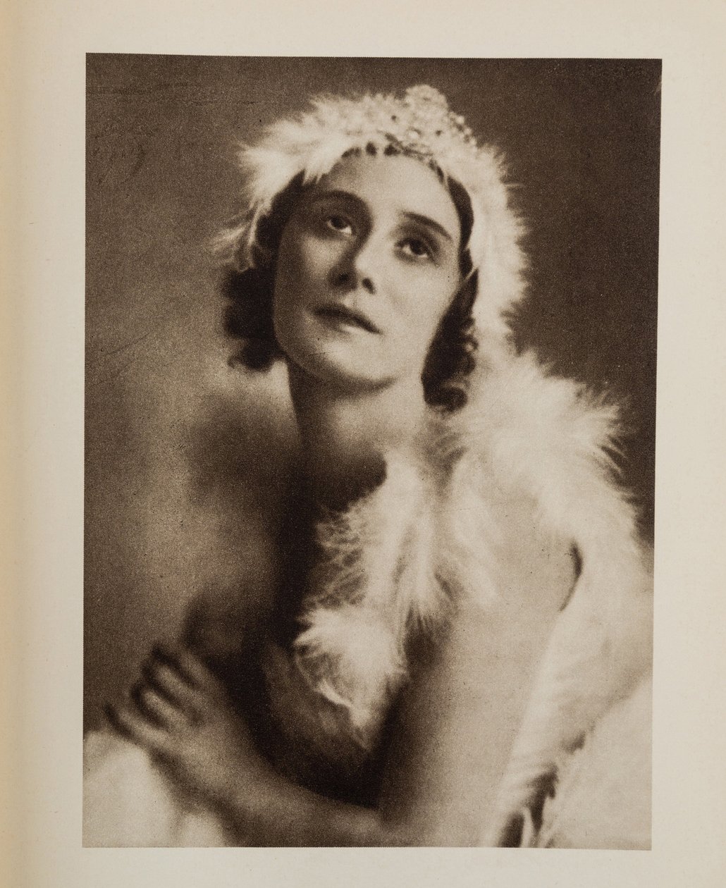 Anna Pavlova (Pavlovna) (1881-1931) Camille Saint-Saensin Anonyymin baletissa Kuoleva joutsen. Kromolitografia, , Yksityinen kokoelma tekijältä Anonymous Anonymous