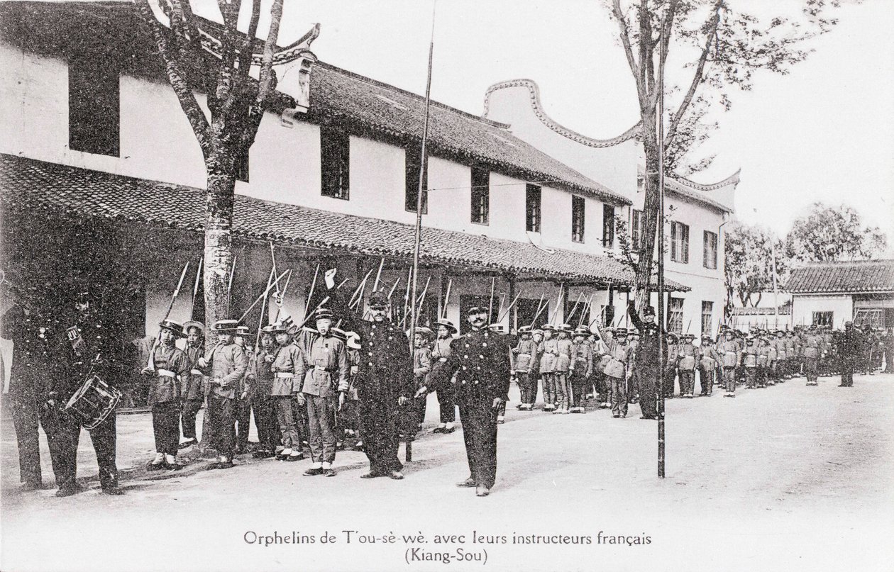 Kiinalaiset orvot ranskalaisten opettajiensa kanssa Kiang Soun alueella Valokuva 1900-luvun alusta - Yksityiskokoelma tekijältä Anonymous Anonymous