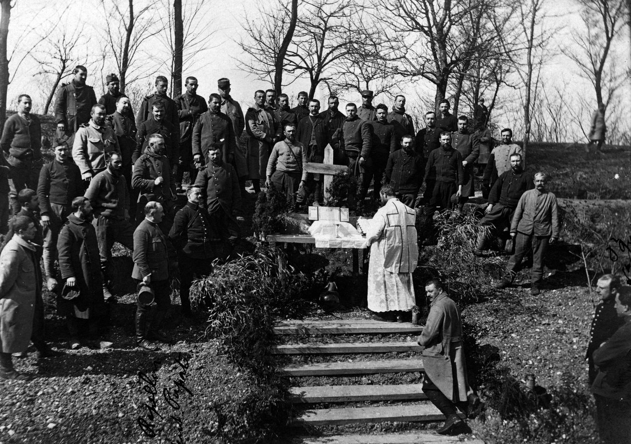 Ensimmäinen maailmansota (1914-1918): Sunnuntain messu Ferme de Cannyssa (Canny-sur-Matz) (osasto 60: Oise) toukokuussa 1915. Yksityinen kokoelma. tekijältä Anonymous Anonymous
