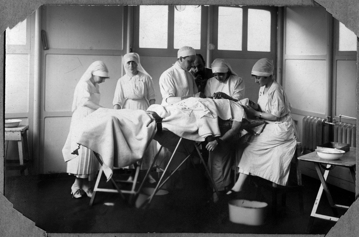Ensimmäinen maailmansota 1914-1918: Punaisen Ristin (Therese Pavillou?) lääkärit ja sairaanhoitajat hoitavat kloroformissa nukkuneen sotilaan haavoja Couvillen leirissä Manchessa, Basse-Normandiassa (Ala-Normandia), Ranska. Anonyymi valokuvaus tekijältä Anonymous Anonymous