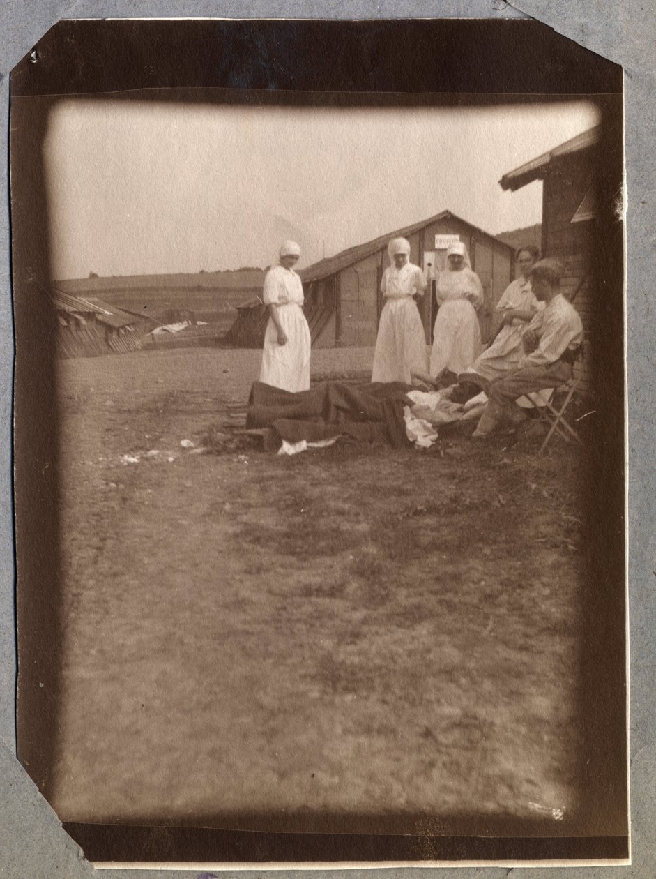 Ensimmäinen maailmansota 1914-1918: helioterapia. Loukkaantuneet Ranskan Punaisen Ristin (Punaisen Ristin) sotilaat ja sairaanhoitajat, Couvillen leiri Manchessa, Ala-Normandia (Ala-Normandia), Ranska. Nimetön valokuva Heinäkuu 1917. Yksityiskokoelma, Stel tekijältä Anonymous Anonymous