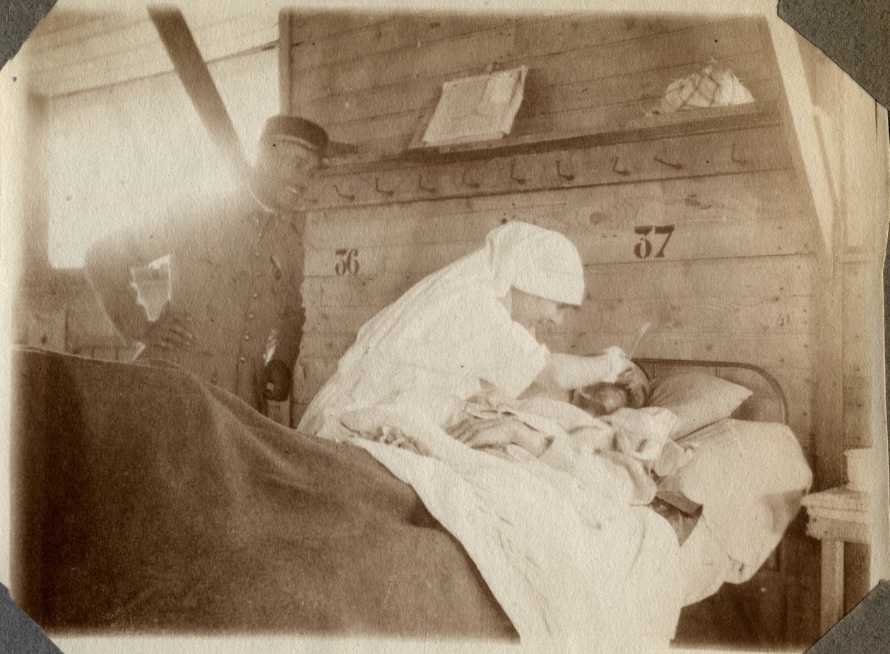 Ensimmäinen maailmansota 1914-1918: sairaanhoitaja puserossa ajaen sotilasta (ranskalaiset sotahaavat makaavat sängyssä), Couvillessa, Manchessa, Ala-Normandiassa (Ala-Normandia), Ranskassa. Nimetön valokuva Heinäkuu 1917. Yksityiskokoelma, Stella. tekijältä Anonymous Anonymous