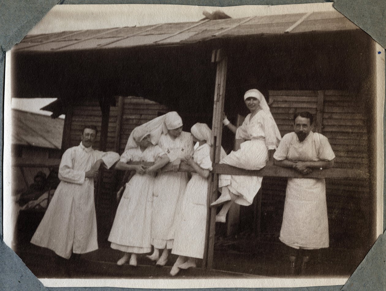 Ensimmäinen maailmansota 1914-1918: sairaanhoitajat ja lääkärit puserossa Couvillessa, Manchessa, Basse-Normandiessa (Basse Normandia), Ranskassa. Nimetön valokuva Heinäkuu 1917. Yksityiskokoelma, Stella. tekijältä Anonymous Anonymous