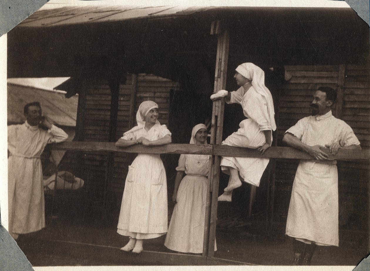 Ensimmäinen maailmansota 1914-1918: sairaanhoitajat ja lääkärit puserossa puhumassa Couvillessa, Manchessa, Ala-Normandiassa (Basse Normandy), Ranskassa. Nimetön valokuva Heinäkuu 1917. Yksityiskokoelma, Stella. tekijältä Anonymous Anonymous