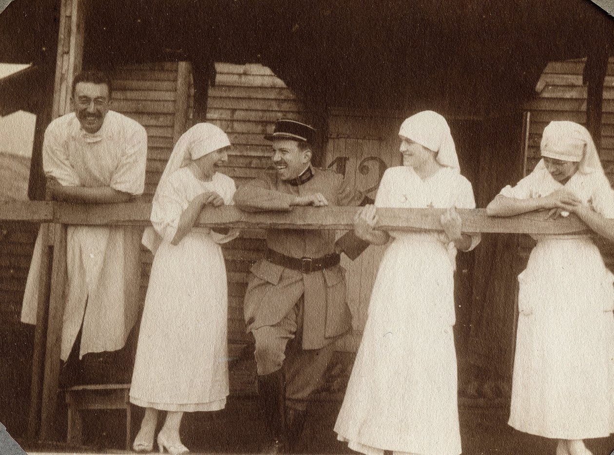 Ensimmäinen maailmansota 1914-1918: sairaanhoitajat ja lääkärit puserossa keskustelemassa ranskalaisen sotilaan kanssa Couvillessa, Manchessa, Ala-Normandiassa (Ala-Normandia), Ranska. Nimetön valokuva Heinäkuu 1917. Yksityiskokoelma, Stella. tekijältä Anonymous Anonymous
