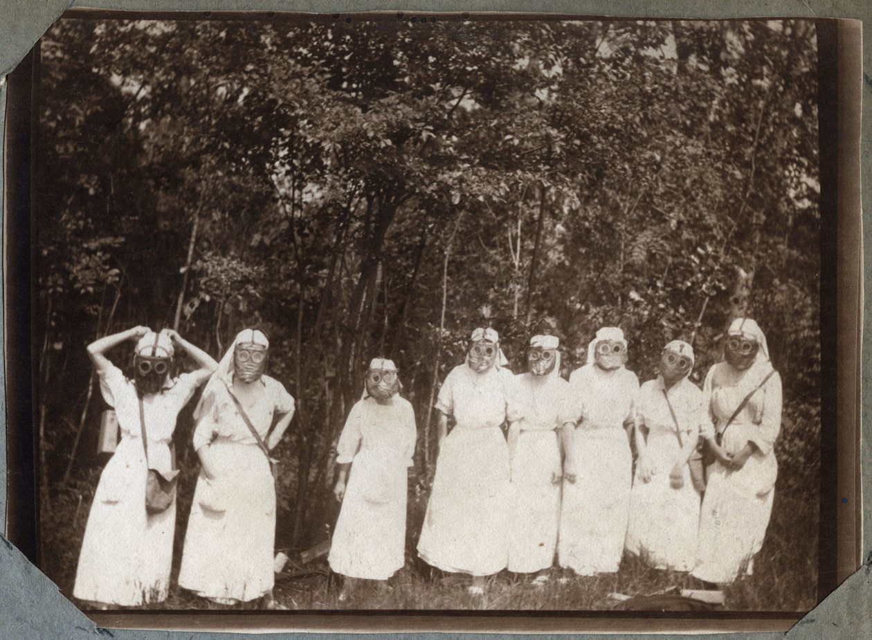 Ensimmäinen maailmansota 1914-1918: sairaanhoitajat puserossa kaasunaamareissa metsässä Couvillen lähellä, Manchessa, Ala-Normandiassa (Ala-Normandia), Ranska. Anonyymi valokuvaus toukokuu 1917. Yksityiskokoelma, Stella. tekijältä Anonymous Anonymous