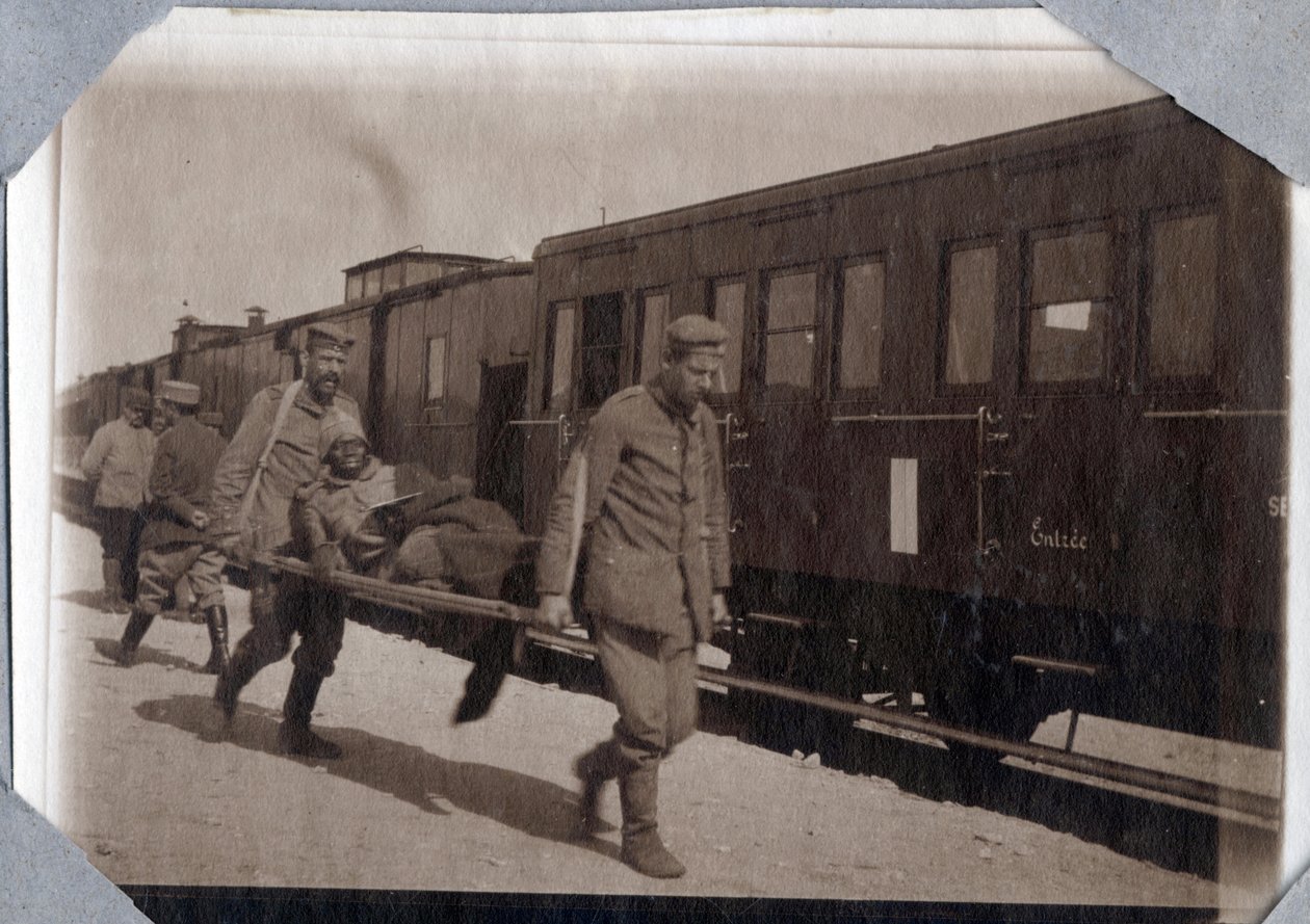 Ensimmäinen maailmansota 1914-1918: sotilaiden haavat ja paarit asemalla Englannin kanaalissa, Ala-Normandia (Ala-Normandia), Ranska. Anonyymi valokuvaus toukokuu 1917. Yksityiskokoelma, Stella. tekijältä Anonymous Anonymous